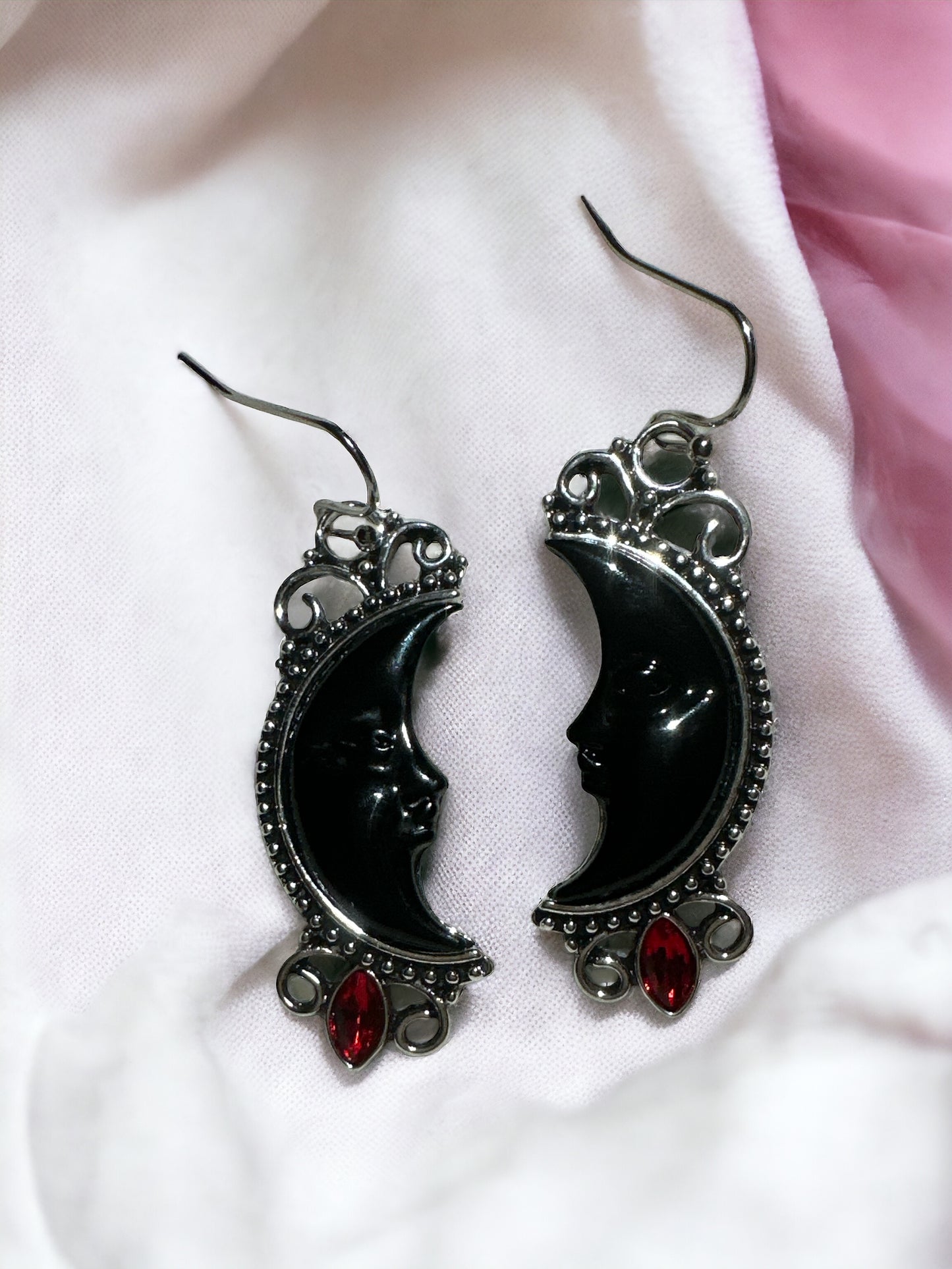 Schwarze und rote Juwelen-Mondohrringe